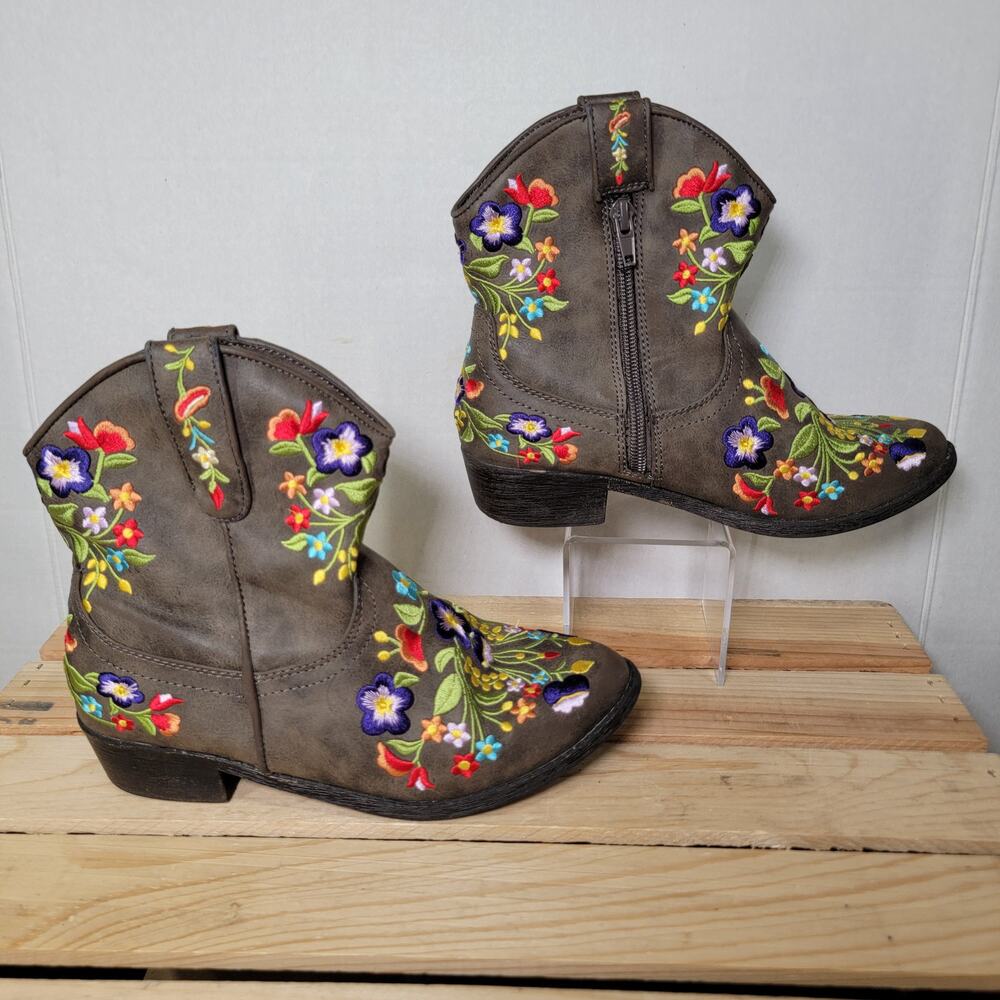 Betsey Johnson Betseyville Girls Boots w/ Embroidered Flowers - Size 3